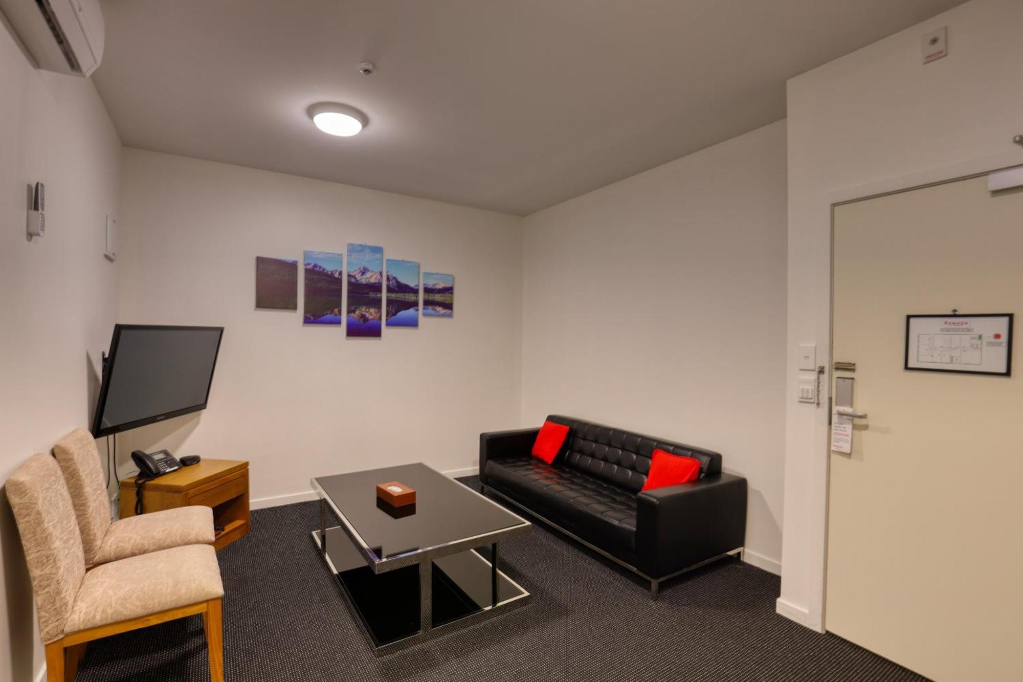 Ramada By Wyndham, Center Hotel 3*