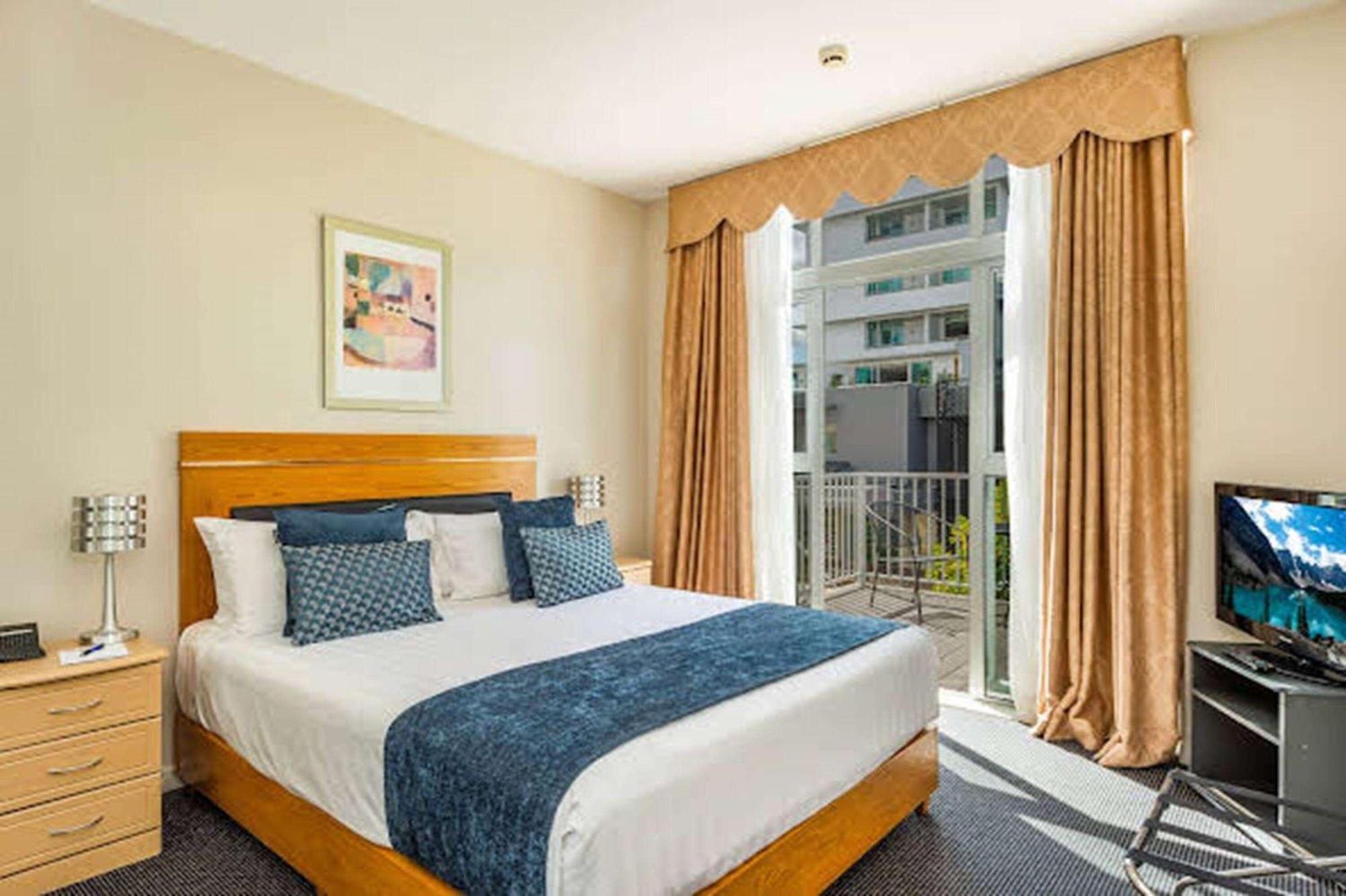 Ramada By Wyndham, Center Hamilton